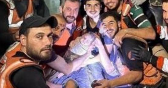 عمرها 37 يوما.. تداول فيديو لإخراج رضيعة حية من تحت الأنقاض بغزة