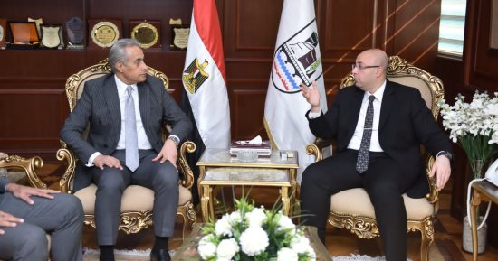 وزير العمل يلتقى محافظ بنى سويف ويجريان جولة بالمصانع