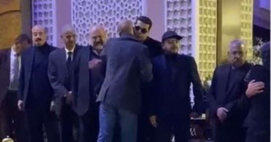 انهيار خالد الصاوي وبكاء هنيدي فى عزاء طارق عبد العزيز  