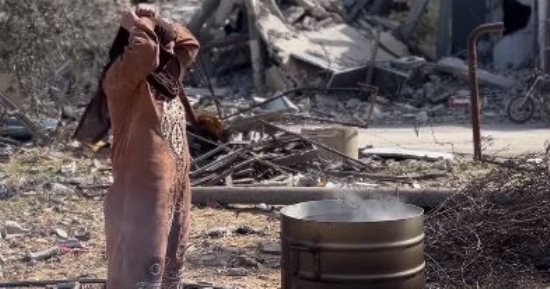 لم تقف الحياة بعد.. فلسطينية تسخن المياه على الحطب لتحمم أبناءها "فيديو"