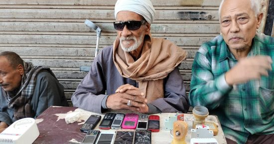 عم سيد عمره 75 سنة ولسة بيعافر.. يعمل منذ 30 عاما فى بيع الخردة والموبايلات بقنا