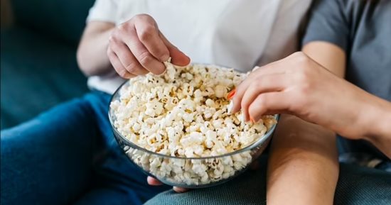 دراسة: إضافة طبق من الفشار لنظامك الغذائى يقلل خطر الإصابة بالخرف