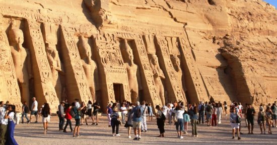 معبد الحب.. قصة عشق رمسيس لـ نفرتارى تتجسد فى المعبد الصغير بأبو سمبل.. أثرى: الملك شيد معبدا لزوجته فى سابقة فريدة بالتاريخ الفرعونى.. وضعها بمنزلة الآلهة واهتم بإظهار جمالها.. ورغم ذلك تزوج عليها 23 مرة.. صور