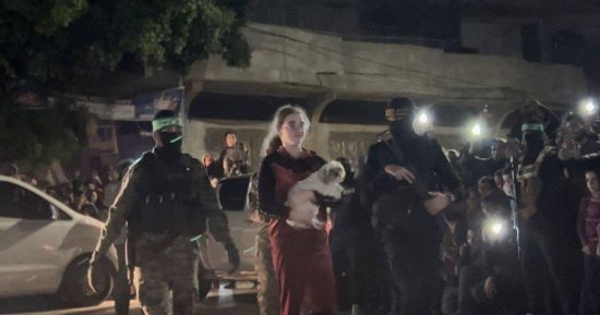 لفتة إنسانية.. المقاومة الفلسطينية تفرج عن أسيرة برفقة كلبها "فيديو"