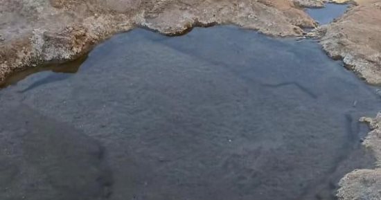 "المجلاة" بجبال سفاجا.. عين مياه بالصحراء تنبع من باطن الأرض وسط الصخور.. مياهها صافية وصالحة للشرب.. تصل إليها الطيور المهاجرة والحيوانات البرية والغزال المصرى.. وانتظام رحلات السفارى إليها من كل الدول.. صور