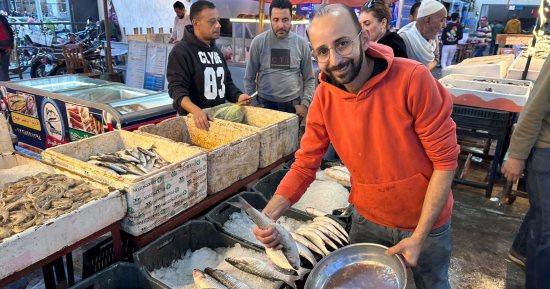 انتشار أنواع عديدة من الأسماك والبحريات فى سوق أسماك بورسعيد.. فيديو