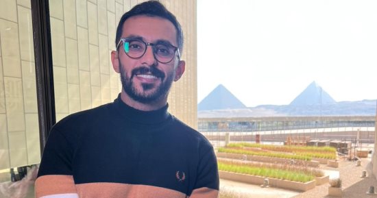 تليفزيون اليوم السابع فى أول رحلة صعود لـ"الدرج العظيم" بالمتحف المصرى الكبير.. يروى "الهيئة الملكية" و"الملوك والمعبودات" و"الرحلة إلى "الحياة الأبدية".. ولأول مرة ترى الأهرامات من داخل المتحف.. فيديو