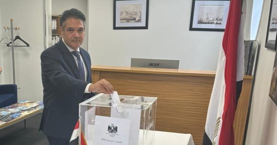 سفير مصر بنيوزيلندا يدلى بصوته.. ويؤكد: مستعدون لاستقبال الناخبين