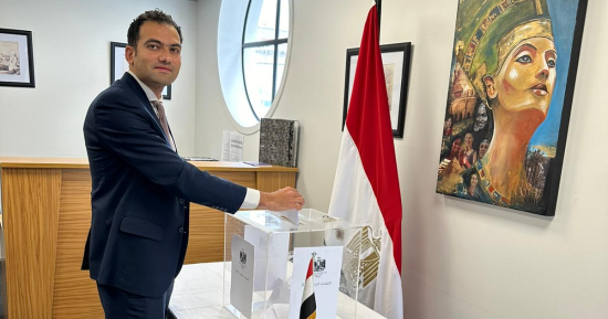القنصل المصرى فى نيوزيلندا يدلى بصوته فى الانتخابات الرئاسية