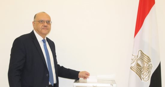 سفير مصر بالمغرب يدلي بصوته في انتخابات الرئاسة.. ويؤكد: العملية تسير بانتظام