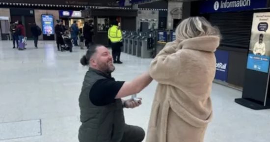شاب يفوته القطار بسبب طلبه الزواج من حبيبته بمحطة جلاسكو.. صور
