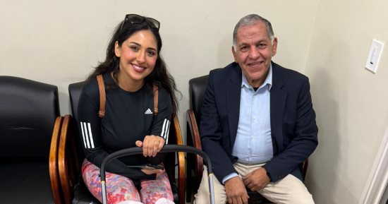جد يصطحب حفيدته الرضيعة أثناء التصويت بالانتخابات الرئاسية المصرية فى لوس أنجلوس