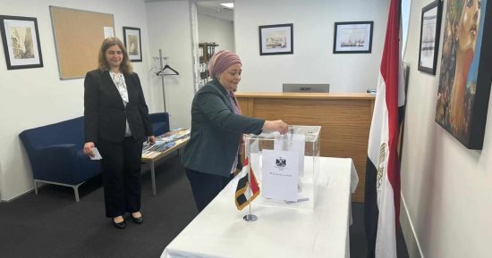 توافد المصريين فى أوروبا للإدلاء بأصواتهم فى انتخابات الرئاسة.. سفارات وقنصليات مصر فى سويسرا وإسبانيا والدنمارك وهولندا وبلجيكا والتشيك تستقبل أبناء الجالية.. وتوقعات بزيادة الإقبال بعد انتهاء يوم العمل