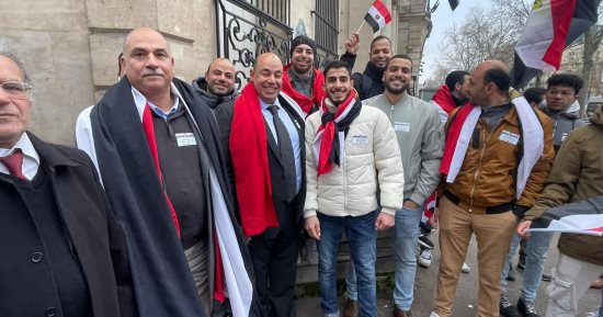 تجمع الجالية المصرية أمام سفارة مصر بباريس للإدلاء بأصواتهم فى انتخابات الرئاسة