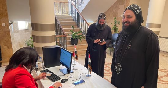 القس إيرينئوس البراموسى يدلى بصوته فى الانتخابات الرئاسية فى قبرص.. صور