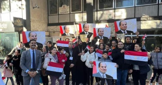 المصريون بإسبانيا يدلون بأصواتهم بالانتخابات الرئاسية رافعين صور "السيسى"