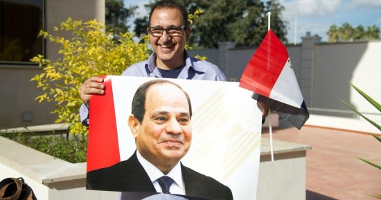 بالأعلام وصور "السيسى".. الناخبون يدلون بأصواتهم فى سفارتنا بقبرص