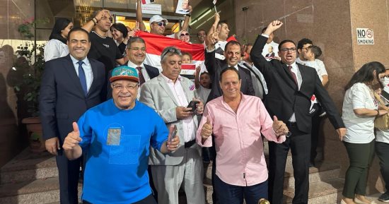 أبناء الجالية المصرية فى دبى يرددون هتافات "تحيا مصر.. يحيا السيسى"