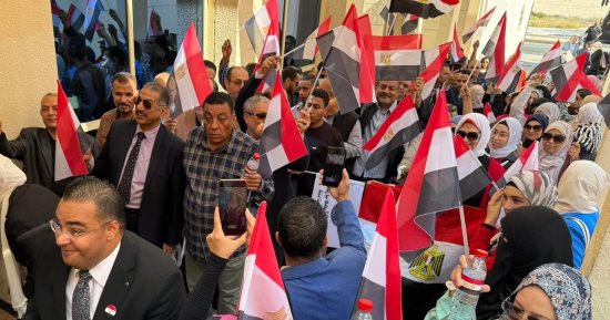 أعلام مصر تزين سفارتنا بالدوحة أثناء التصويت بالانتخابات الرئاسية.. صور
