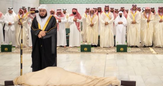 ولى العهد السعودى يؤدى صلاة الجنازة على الأمير ممدوح بن عبدالعزيز.. صور