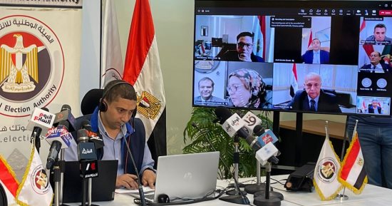الهيئة الوطنية للانتخابات ترد على زعم حملة مرشح بوجود مخالفات فى الدعاية بالخارج.. وتؤكد حرصها على متابعة العملية والتيسير على الناخبين.. واللجنة تمنع إجراء أى دعاية بمقار اللجان فى السفارات والقنصليات