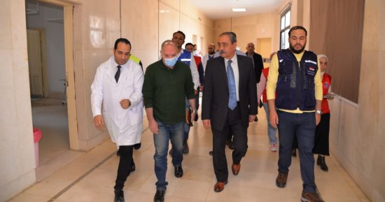 محافظ الإسماعيلية يطمئن على مصابي غزة بمستشفى حميات التل الكبير.. صور