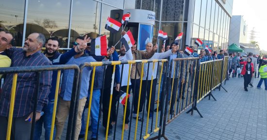 توافد أعداد كبيرة لأبناء الجالية المصرية بالكويت للتصويت بانتخابات الرئاسة