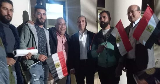 أبناء الجالية المصرية بقبرص يصوتون بانتخابات الرئاسة رافعين أعلام مصر