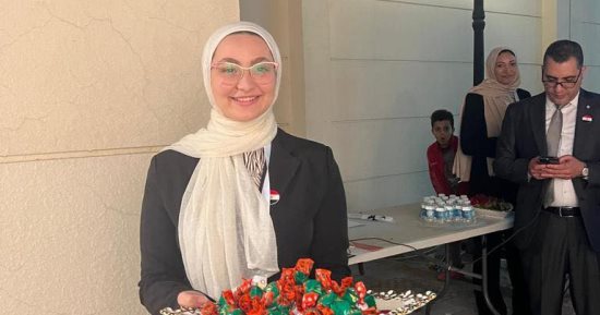 الجالية المصرية فى قطر يحتفلون بالعرس الانتخابى بالورد والشيكولاتة.. صور
