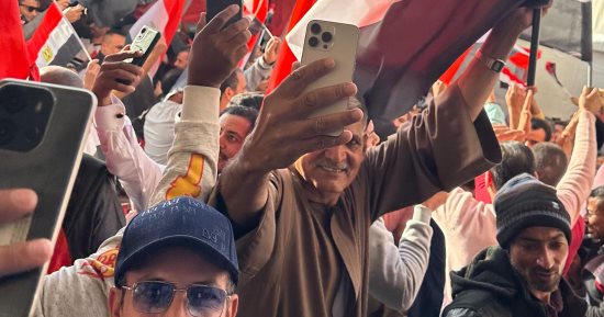 مصريون يلتقطون صور "سيلفى" أمام لجان الانتخابات الرئاسية بالخارج لعام 2024