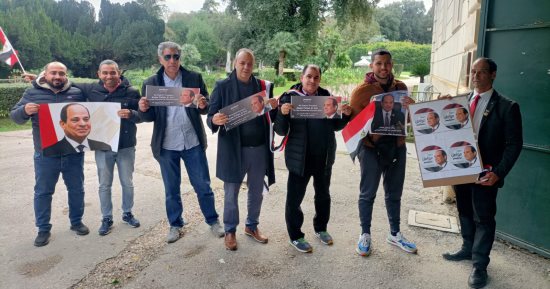 المصريون بالخارج يختارون رئيسهم.. أبناء الوطن خارج الحدود يسطرون ملحمة بالانتخابات الرئاسية 2024 باليوم الثانى.. حشود للجالية المصرية بالكويت وطوابير الجالية بالسعودية مستمرة.. وغرفة عمليات بـ"الهجرة" للمتابعة