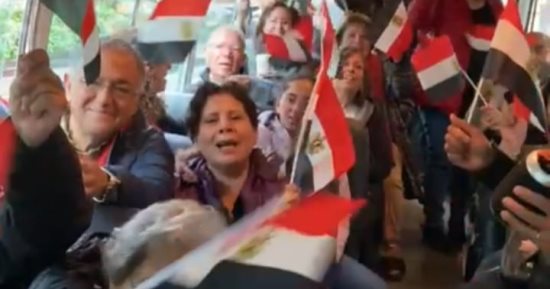 مصريون يرددون الأغاني الوطنية خلال ذهابهم للجان الانتخابات الرئاسية