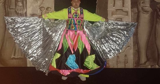 قادر باختلاف.. خالد من اللعب بالطرحة إلى راقص بالتنورة فى حفلات الرئيس 