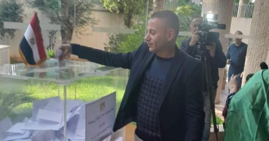 توافد الجالية المصرية فى لبنان على اللجان للتصويت بانتخابات الرئاسة.. صور