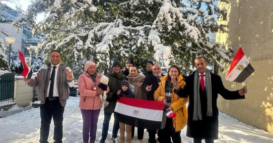 المصريون بالنمسا يصوتون فى ثالث أيام انتخابات الرئاسة بالأعلام ووسط الثلوج