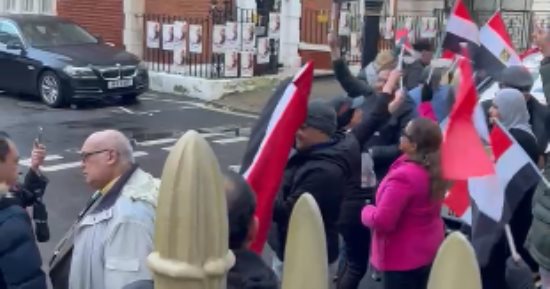 الجالية المصرية بلندن تحتشد للتصويت على أنغام الأغاني الوطنية