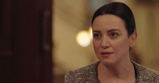 انهيار ريهام عبد الغفور عند إلقاء النظرة الأخيرة على والدها (فيديو)