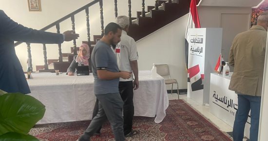 توافد المصريين فى البحرين على اللجان للتصويت بانتخابات الرئاسة.. صور