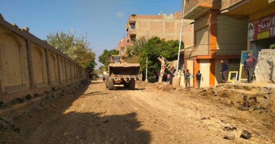 بدء أعمال تطوير ورصف طريق مركز التنمية المحلية بسقارة فى البدرشين
