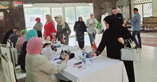 أبناء الجالية المصرية فى سلطنة عمان يدلون بأصواتهم فى الانتخابات الرئاسية.. صور