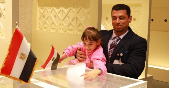"أجيال ورا أجيال".. أطفال مصر بالخارج يشاركون أسرهم لحظات التصويت بالانتخابات