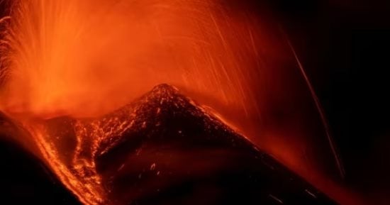 بركان ماونت مارابى فى إندونيسيا ينفث حممه وسط تأهب لإجلاء السكان