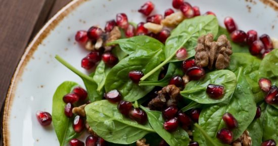 طريقة عمل السبانخ بدبس الرمان.. أكلة مغذية وطعمها حلو