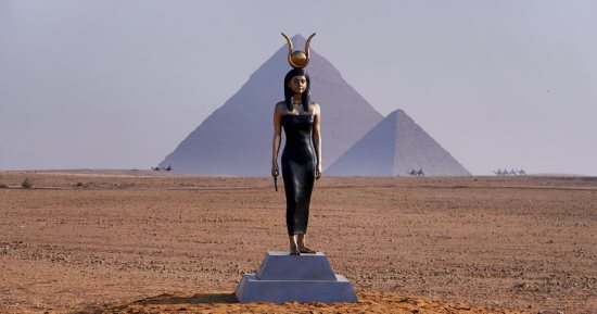 المعرض الدولي "الأبد هو الآن" يقدم نماذج مصغرة من أعماله بهضبة الأهرامات في مدينتي