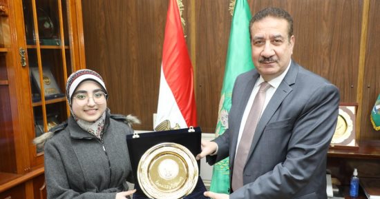 محافظ المنوفية يكرم الطالبة أسماء السيد بنت ساحل الجوابر لحفظها القرآن الكريم