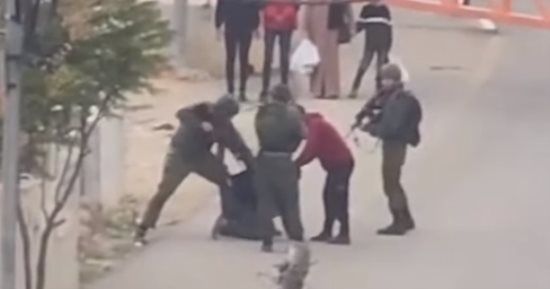 الاحتلال الإسرائيلى يعتقل فلسطينيين فى غزة ويقتادهم لمناطق مجهولة