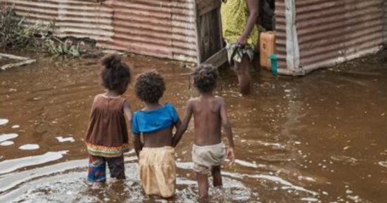 مناقشات Cop28 تطالب بتوفير الدعم المالى للفئات الأكثر تضررا.. تقارير: 12 ألف كارثة مناخية معظمها بالبلدان النامية تكبدت خسائر اقتصادية بـ4.3 تريليون دولار.. و110 ملايين شخص بالعالم نزحوا قسرا بسبب أضرار المناخ