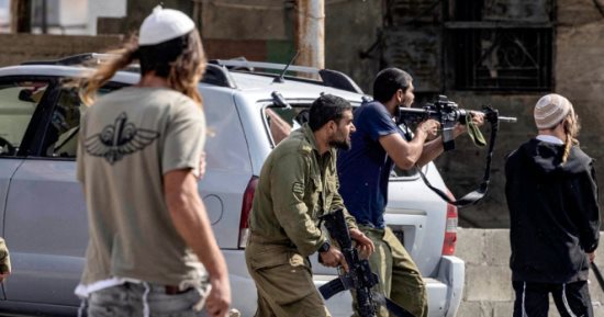 إصابة ثلاثة فلسطينيين في هجوم لمستوطنين إسرائيليين على قرية جنوب الخليل