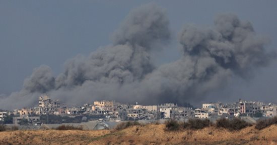 القاهرة الإخبارية: الاحتلال يقصف مناطق سكنية غرب خان يونس فى قطاع غزة