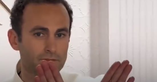 خالد عبدالله بطل مسلسل The Crown يدعم غزة من لندن